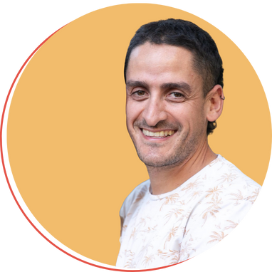 איש מחייך גרישה משקיט